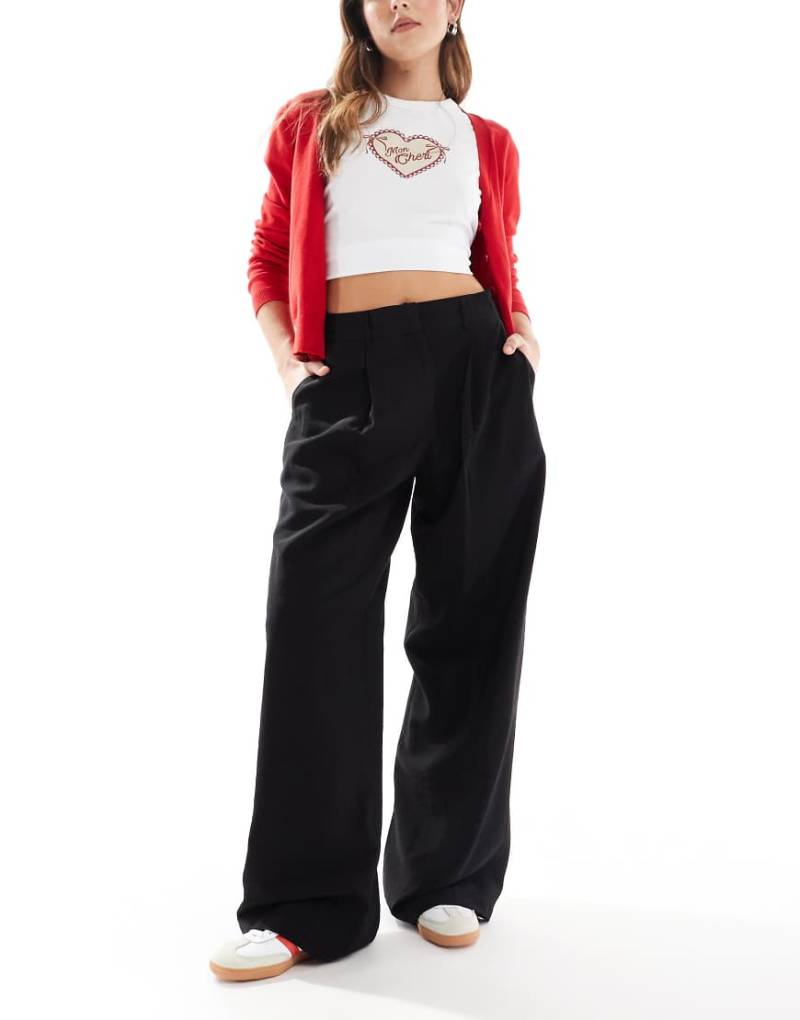 Aware - Drapierte, elegante Dad-Hose in Schwarz Aware - Drapierte, elegante Dad-Hose in Schwarz von AWARE