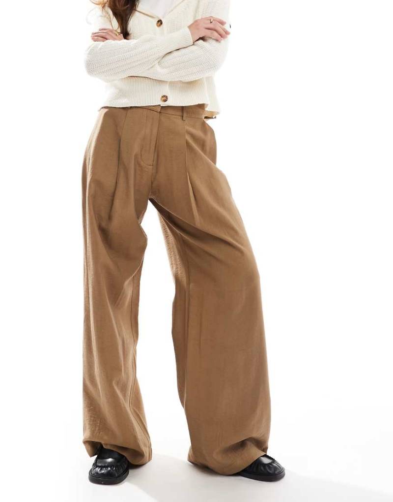 Aware - Drapierte, elegante Dad-Hose in warmem Braun von AWARE