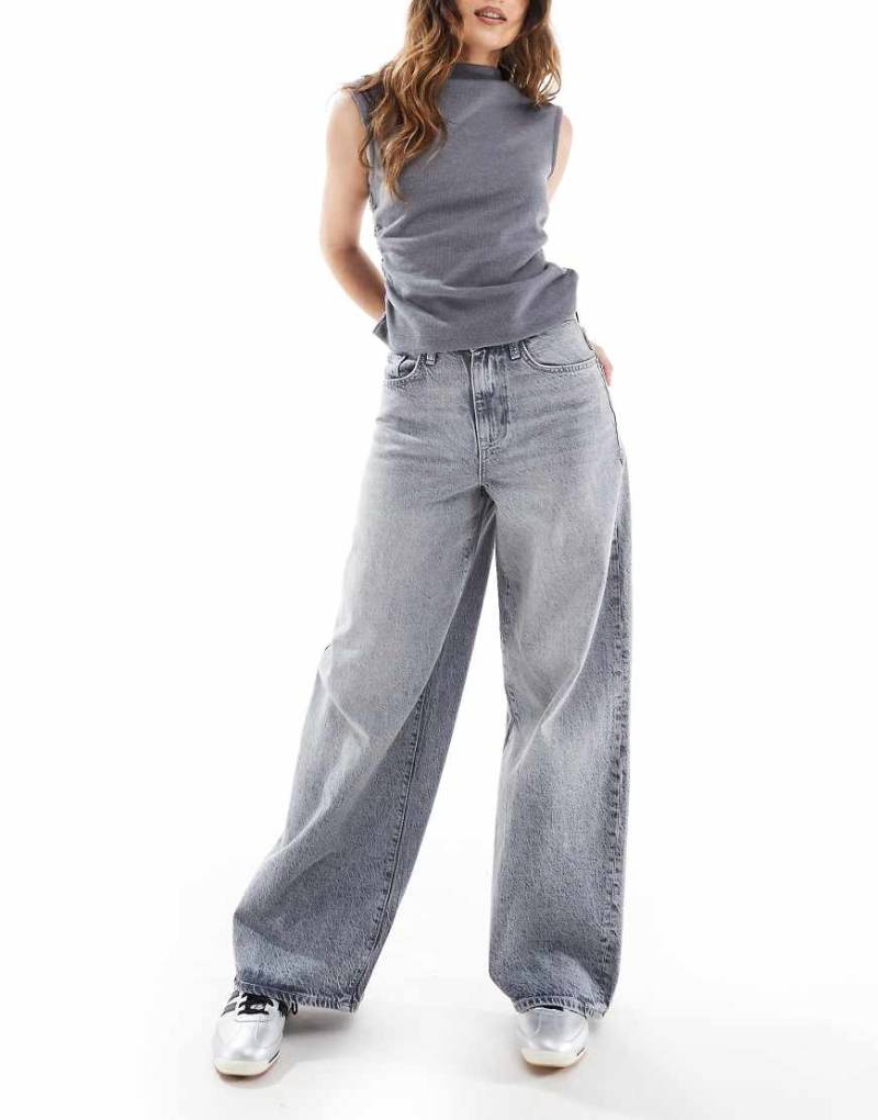 Aware - Elina - Jeans in verwaschenem Grau mit weitem Bein von AWARE