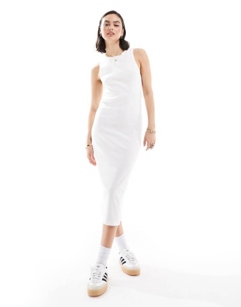 Aware - Geripptes Midikleid in Weiß mit Racer-Rücken von AWARE