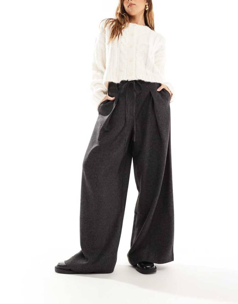 Aware - Vorne plissierte Hose in Dunkelgrau mit Bindegürtel und weitem Bein von AWARE