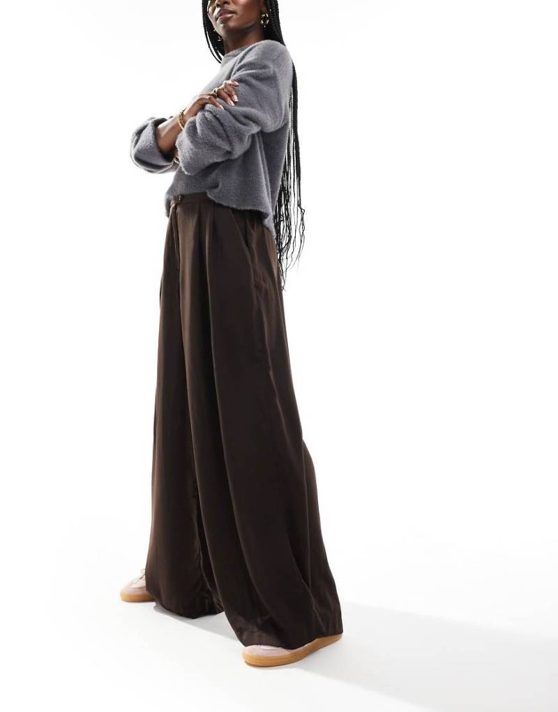 Aware - Plissierte Hose in Schokobraun mit weitem Bein und Falten vorne von AWARE