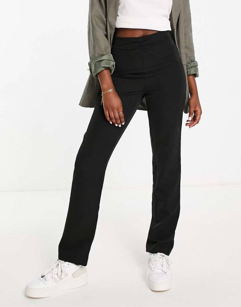 Vero Moda - Aware - Hose in Schwarz mit schmal zulaufendem Bein und gerüschter Vorderseite von Vero Moda