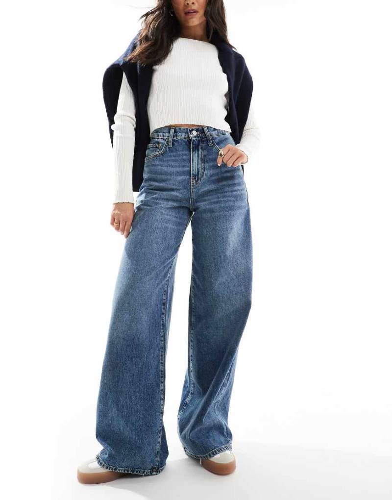 Aware - Jeans aus Denim in Mittelblau mit extrem weitem Bein von AWARE