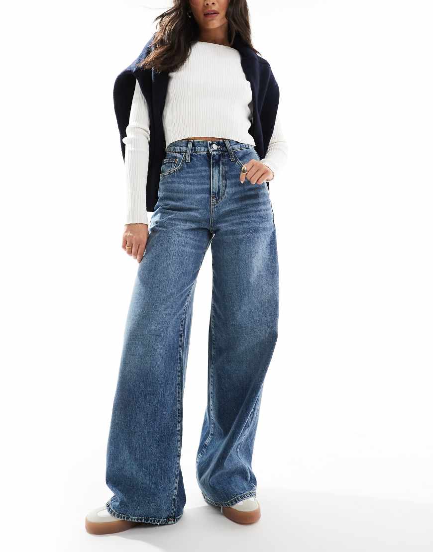 Aware - Jeans aus Denim in Mittelblau mit extrem weitem Bein Aware - Jeans aus Denim in Mittelblau mit extrem weitem Bein von AWARE