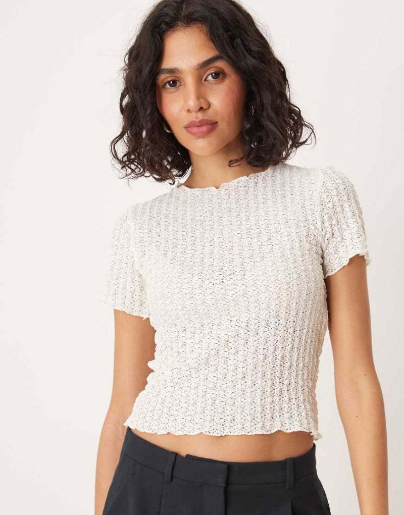 AWARE - Knapp geschnittenes, strukturiertes T-Shirt in Weiß von AWARE