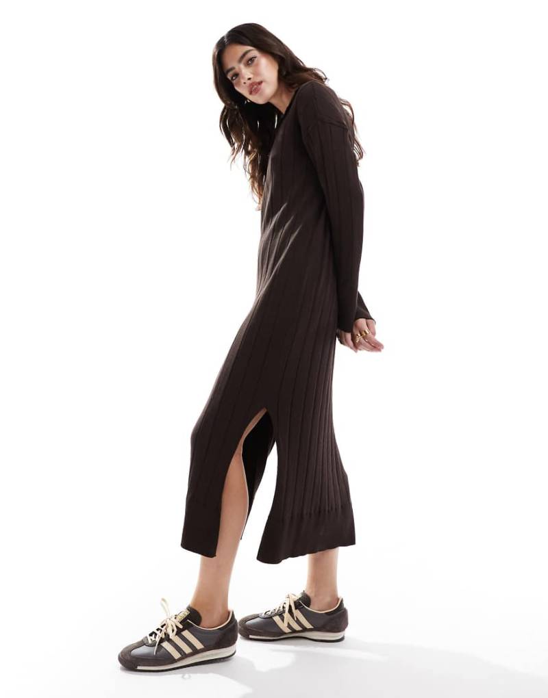 Vero Moda - Aware - Knöchellanges Strickkleid in Schokobraun mit V-Ausschnitt von Vero Moda