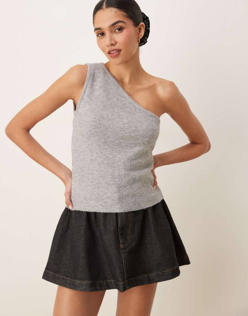 AWARE - Strickoberteil in meliertem Hellgrau mit One-Shoulder-Träger von AWARE