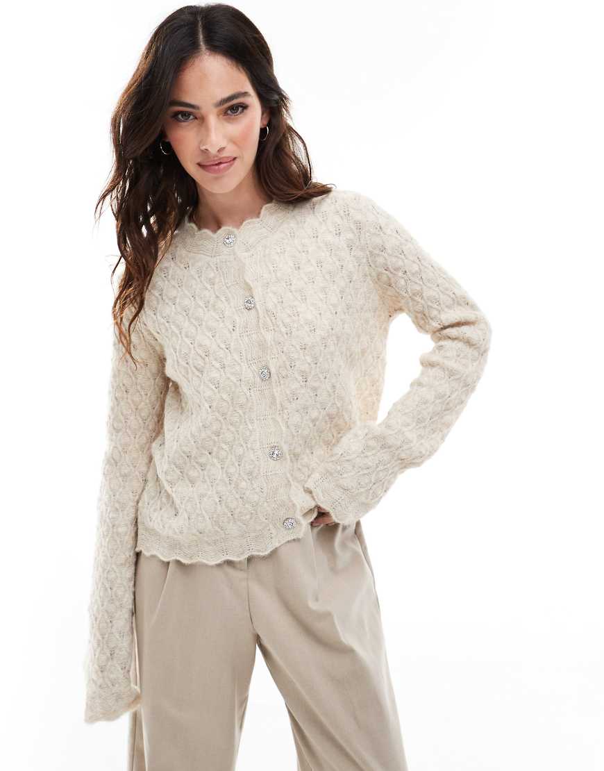 Aware - Strukturierte Strickjacke in Creme mit Muschelsaum-Weiß von AWARE