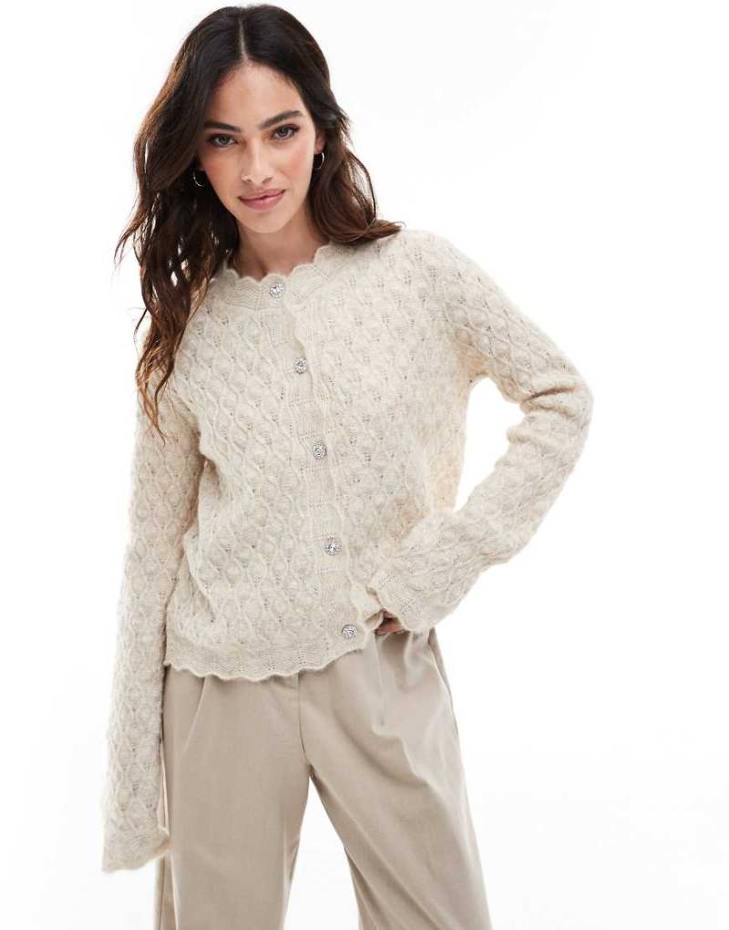 Aware - Strukturierte Strickjacke in Creme mit Muschelsaum-Weiß von AWARE