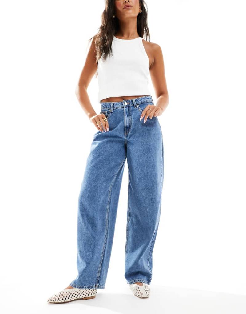 Vero Moda - Barrel Leg Jeans aus mittelblauem Denim von Vero Moda