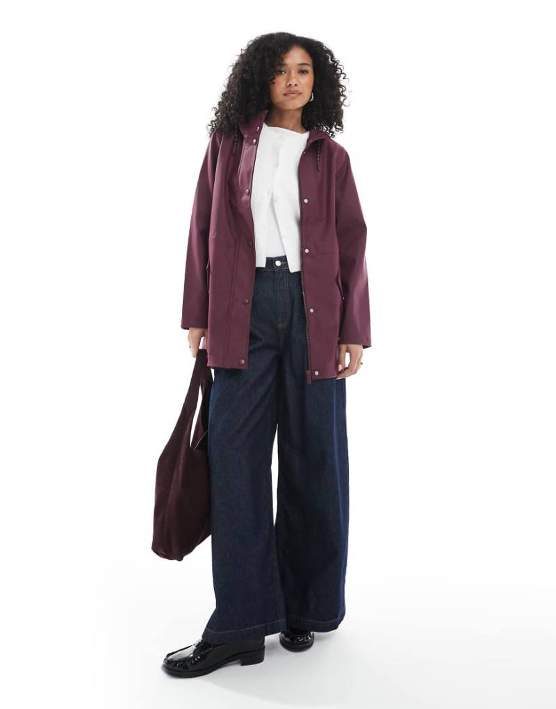 Vero Moda - Beschichtete Regenjacke in Burgunderrot mit Kapuze von Vero Moda