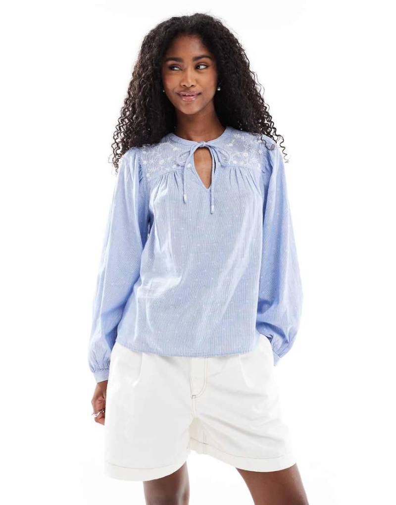 Vero Moda - Bestickte Bluse in Blau mit Bindedetail vorn von Vero Moda