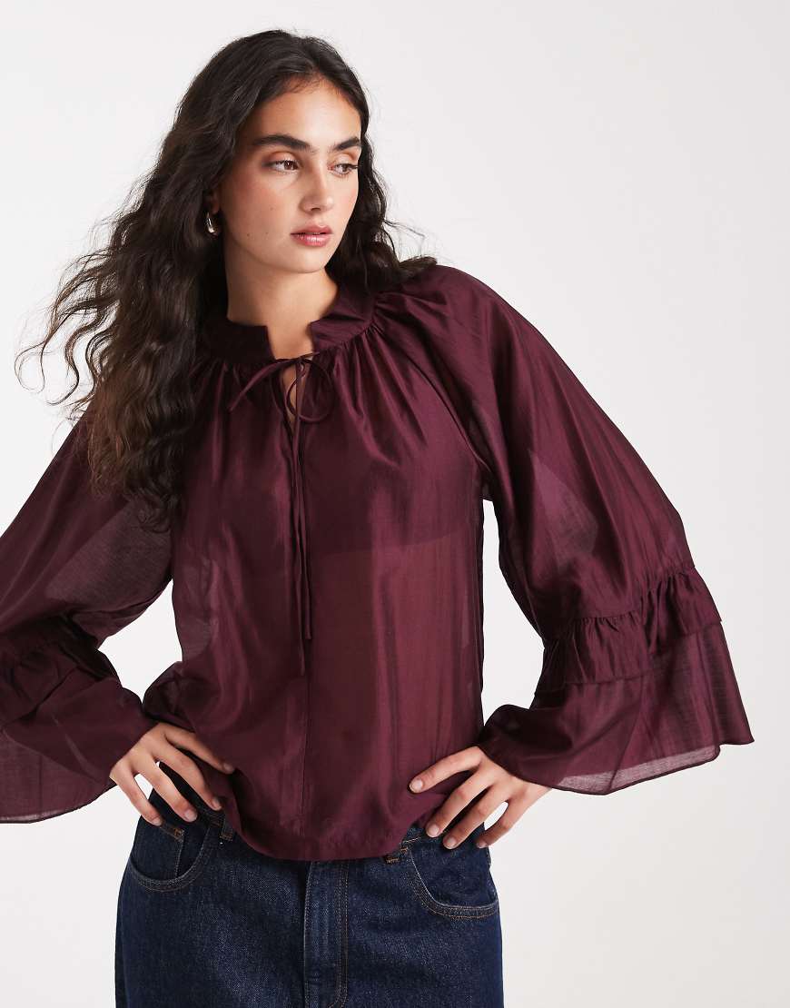 Vero Moda - Boho-Bluse in Burgunderrot mit auffälligen Ärmeln und Rüschendetails Vero Moda - Boho-Bluse in Burgunderrot mit auffälligen Ärmeln und Rüschendetails von Vero Moda