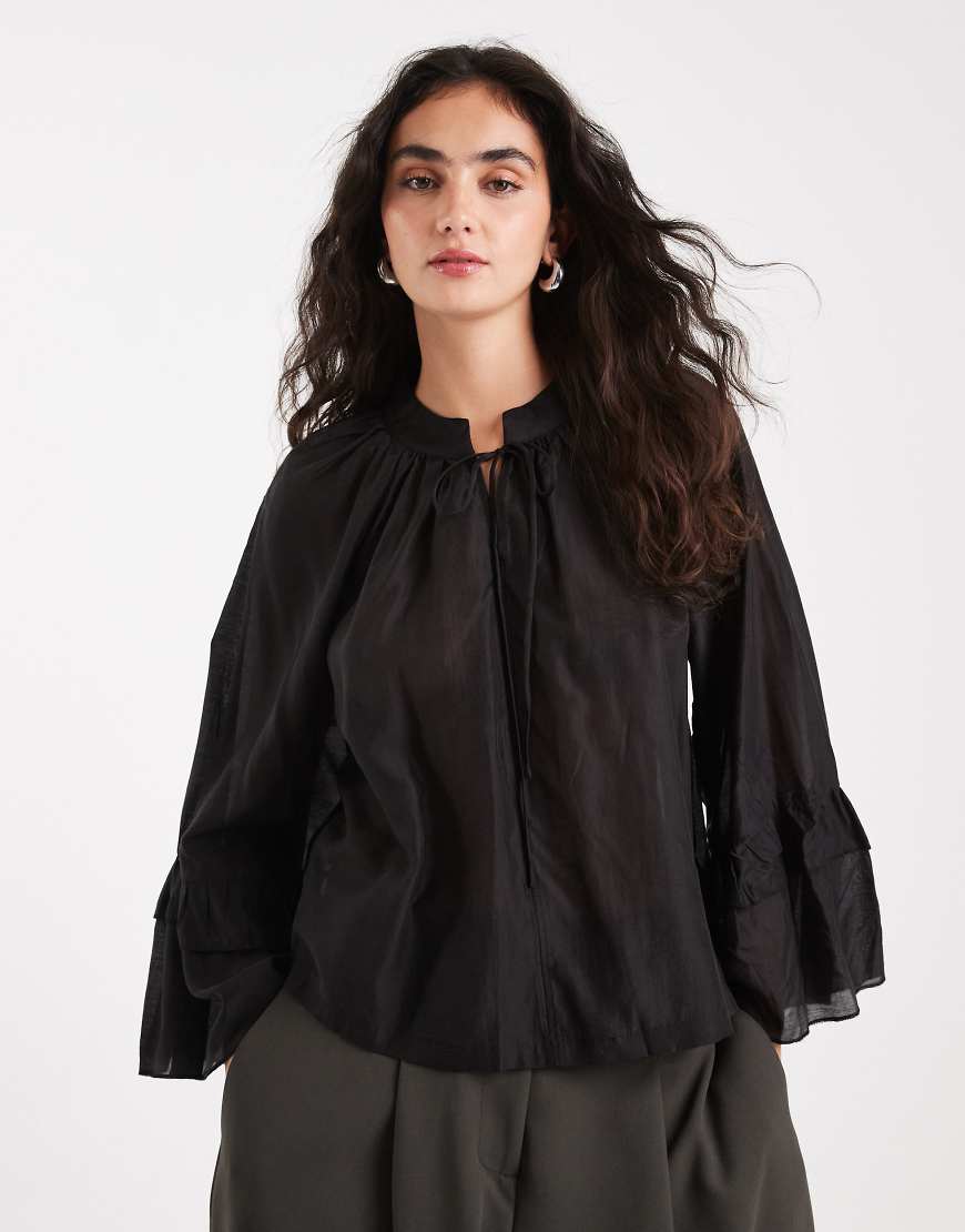 Vero Moda - Boho-Bluse in Schwarz mit auffälligen Ärmeln und Rüschendetails Vero Moda - Boho-Bluse in Schwarz mit auffälligen Ärmeln und Rüschendetails von Vero Moda