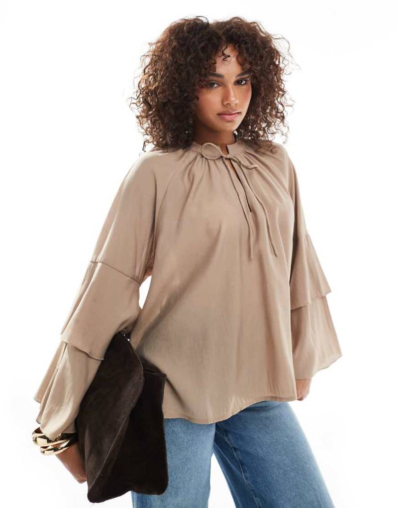Vero Moda - Boho-Oberteil in Nerzbraun mit gestuften Rüschenärmeln-Neutral von Vero Moda