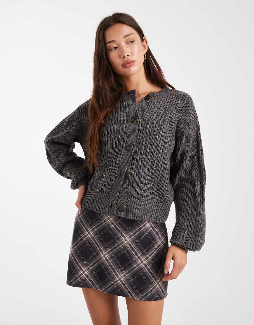 Vero Moda - Breit gerippte Strickjacke in Asphaltgrau mit Rundhalsausschnitt von Vero Moda