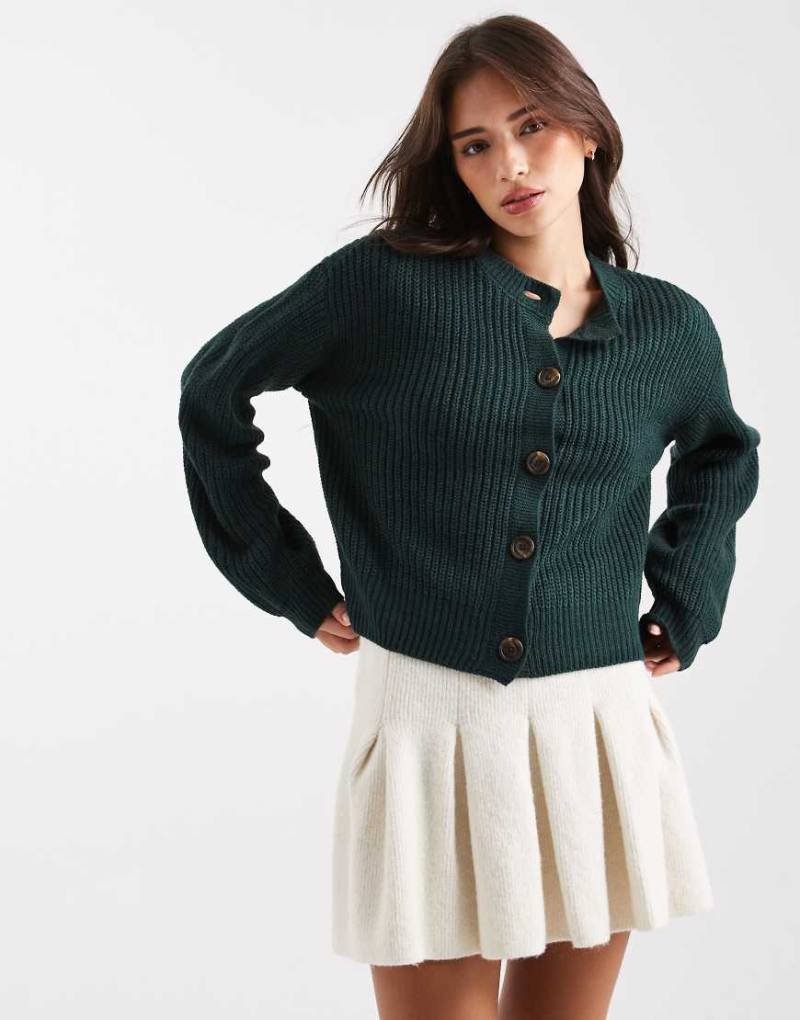Vero Moda - Breit gerippte Strickjacke in Piniengrün mit Rundhalsausschnitt von Vero Moda