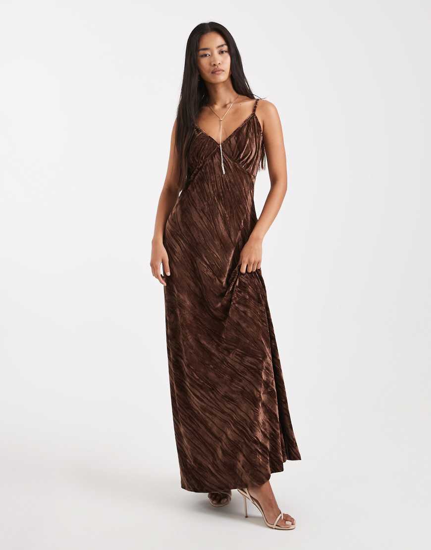 Vero Moda - Camisole-Maxikleid aus Samt in Schokobraun mit Knitterstruktur-Brown von Vero Moda