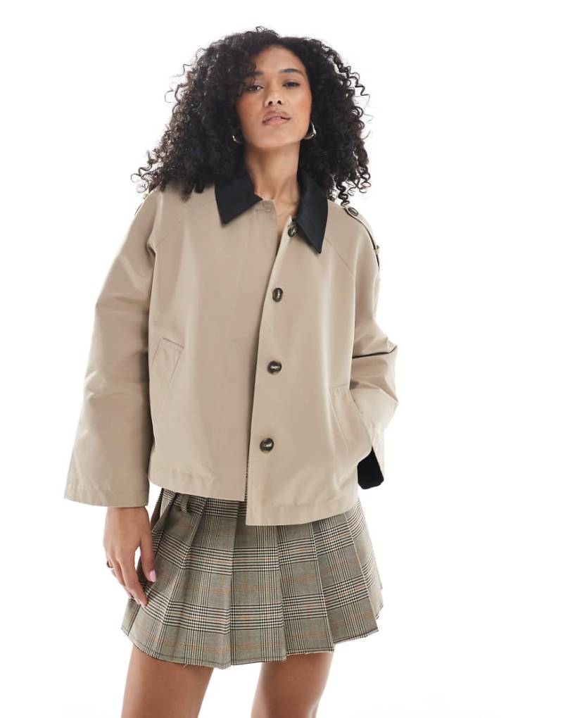 Vero Moda - Cleaner Cropped Trenchcoat in Camel mit Kontrast-Kragen-Neutral von Vero Moda