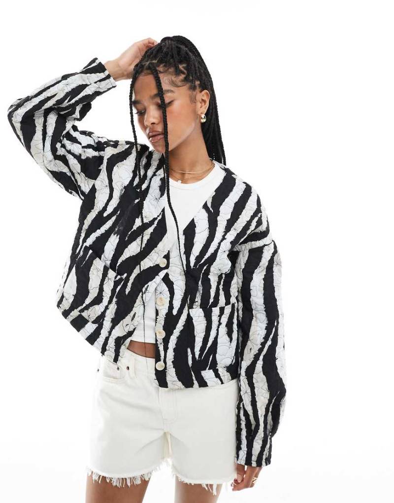 Vero Moda - Cropped-Steppjacke mit Zebramuster in Schwarz-Weiß von Vero Moda