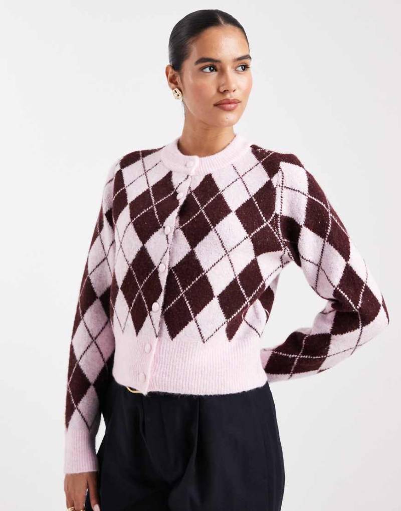 Vero Moda - Cropped Strickjacke in Rosa und Burgunderrot mit Rauten-Karomuster von Vero Moda