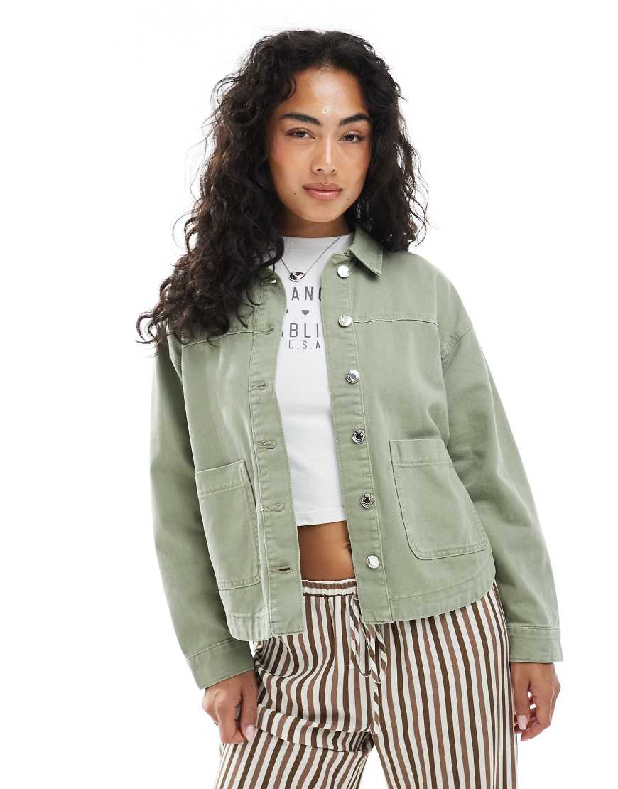 Vero Moda - Denim-Hemdjacke in khakigrüner Waschung mit Vordertaschen von Vero Moda