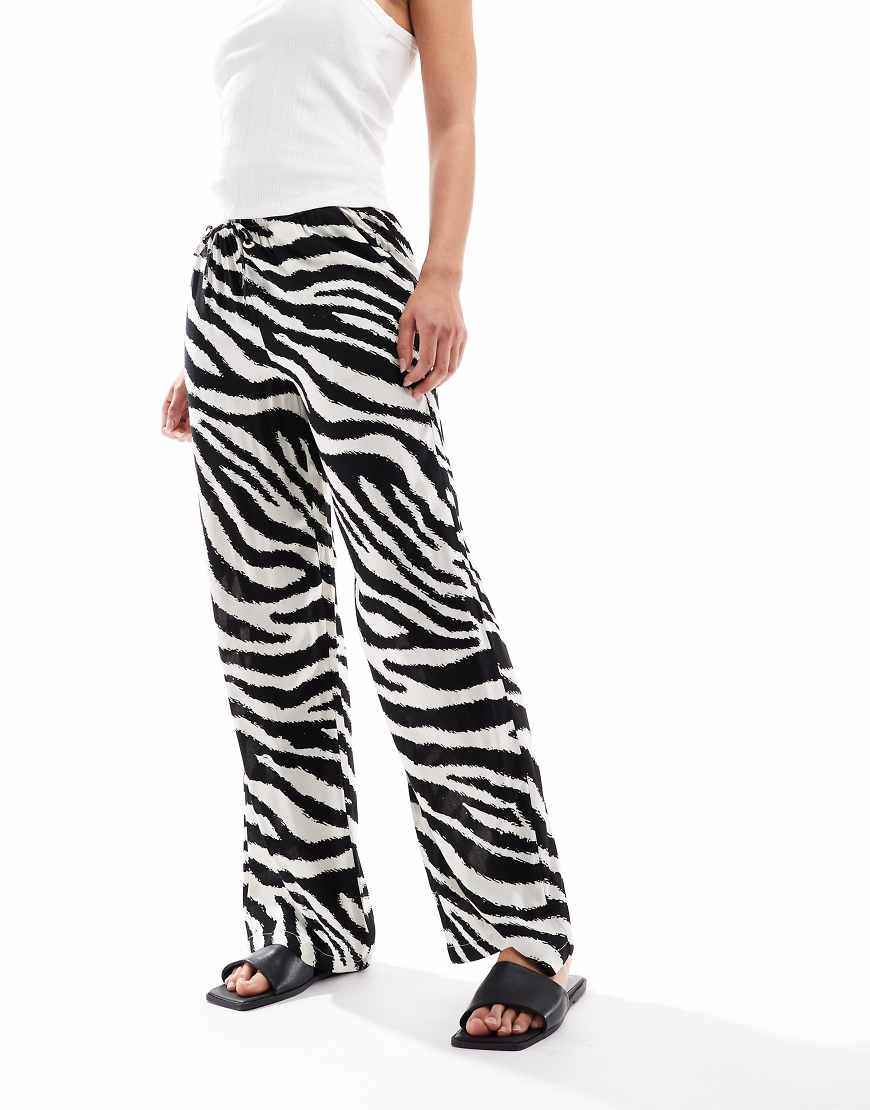 Vero Moda - Easy - Hose mit weitem Bein, Tunnelzug-Bund und Zebramuster-Weiß Vero Moda - Easy - Hose mit weitem Bein, Tunnelzug-Bund und Zebramuster-Weiß von Vero Moda