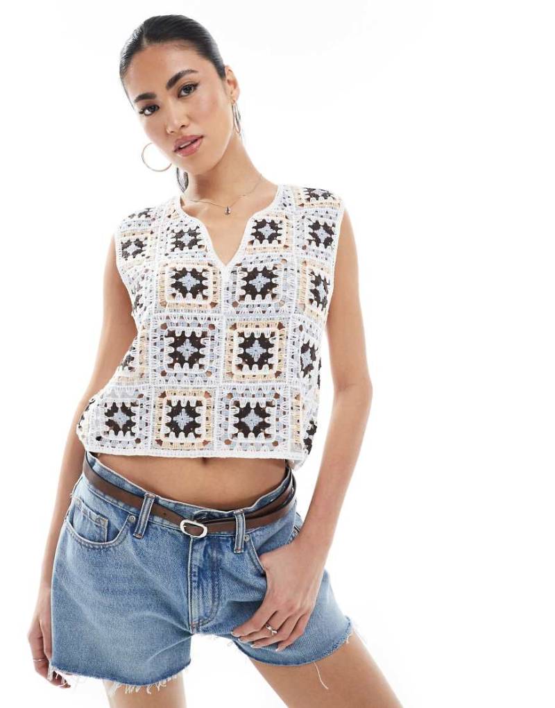 Vero Moda - Eckiges Cropped Trägertop aus Häkelstrick in Blassblau und Cremeweiß Vero Moda - Eckiges Cropped Trägertop aus Häkelstrick in Blassblau und Cremeweiß von Vero Moda