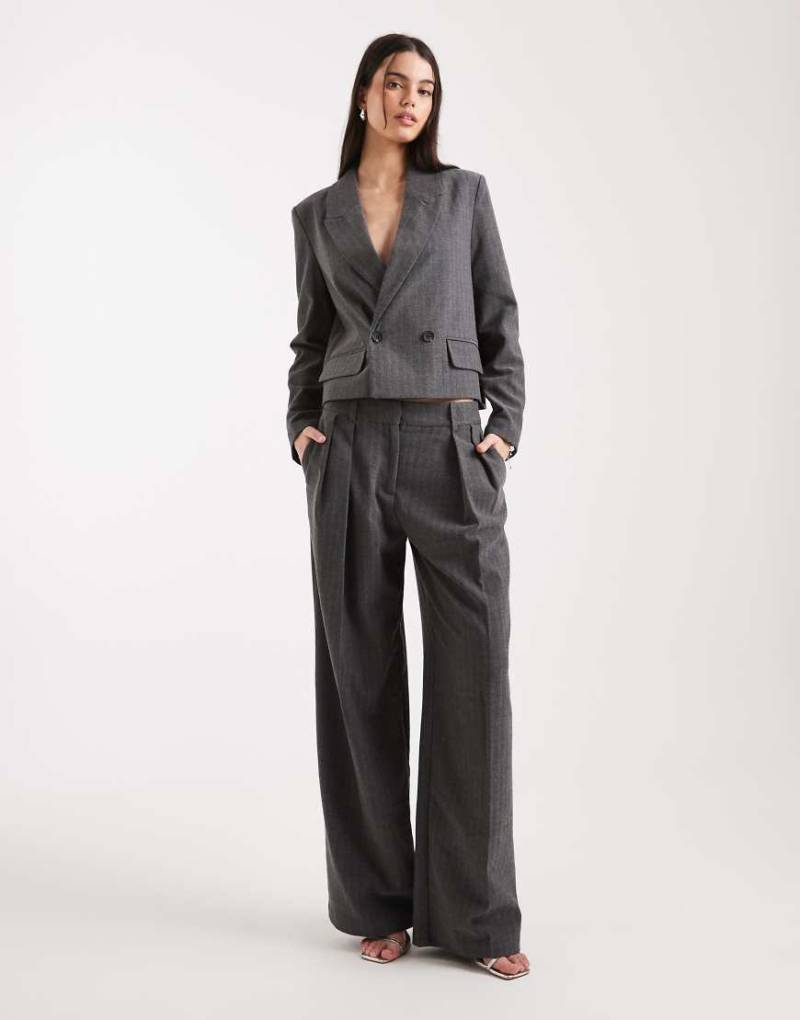 Vero Moda - Elegante Bundfaltenhose in Mittelgrau mit Fischgrätmuster und hohem Bund, Kombiteil von Vero Moda