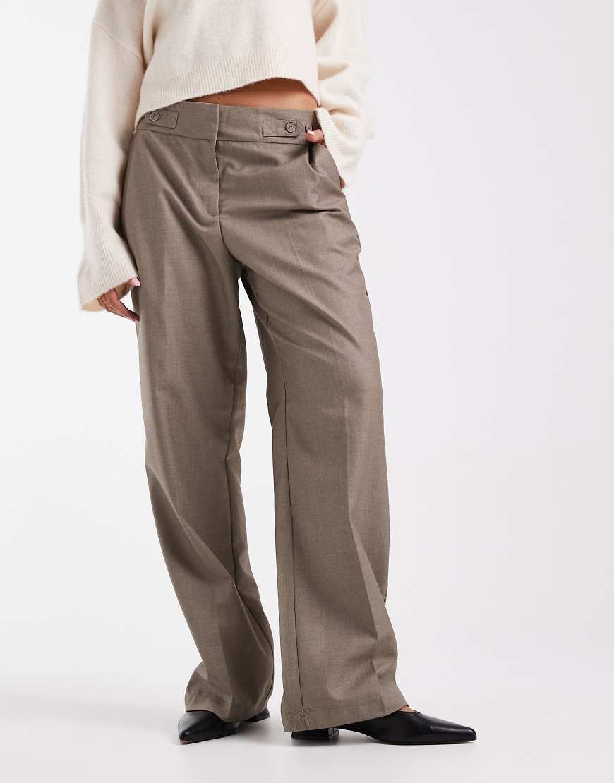 Vero Moda - Elegante Hose in Beige meliert mit weitem Bein, Bügelfalte vorne und verstellbarer Taille mit Knopfleiste-Neutral Vero Moda - Elegante Hose in Beige meliert mit weitem Bein, Bügelfalte vorne und verstellbarer Taille mit Knopfleiste-Neutral von Vero Moda