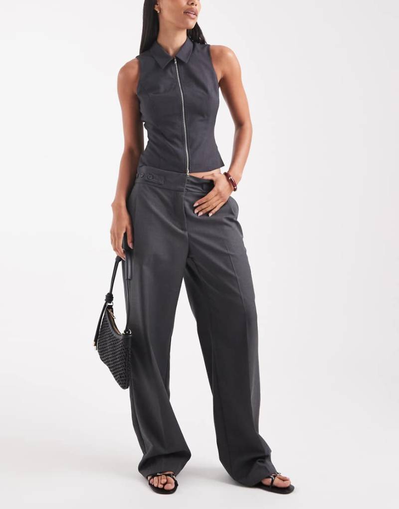 Vero Moda - Elegante Hose in Dunkelgrau mit weitem Bein, Falte vorne und verstellbarer Taille mit Knopfleiste von Vero Moda