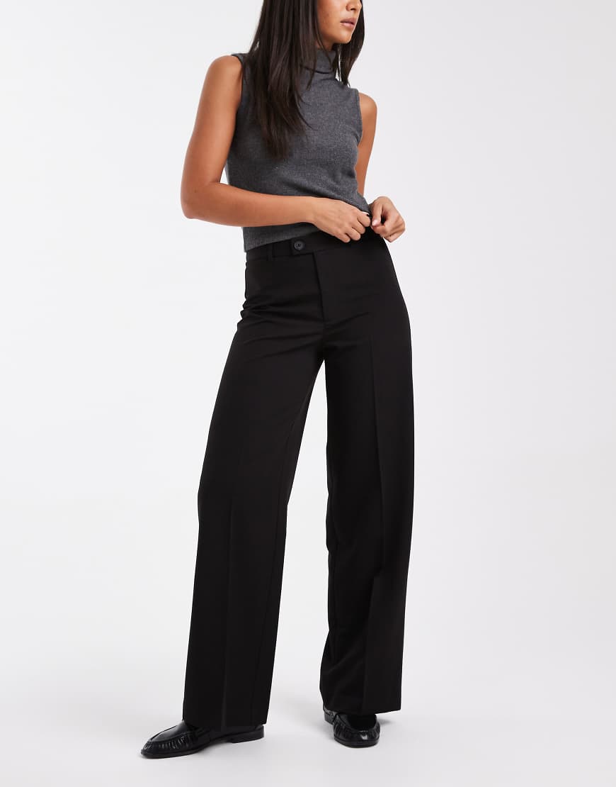 Vero Moda - Elegante Hose in Schwarz mit geradem Bein und Bügelfalte vorn Vero Moda - Elegante Hose in Schwarz mit geradem Bein und Bügelfalte vorn von Vero Moda