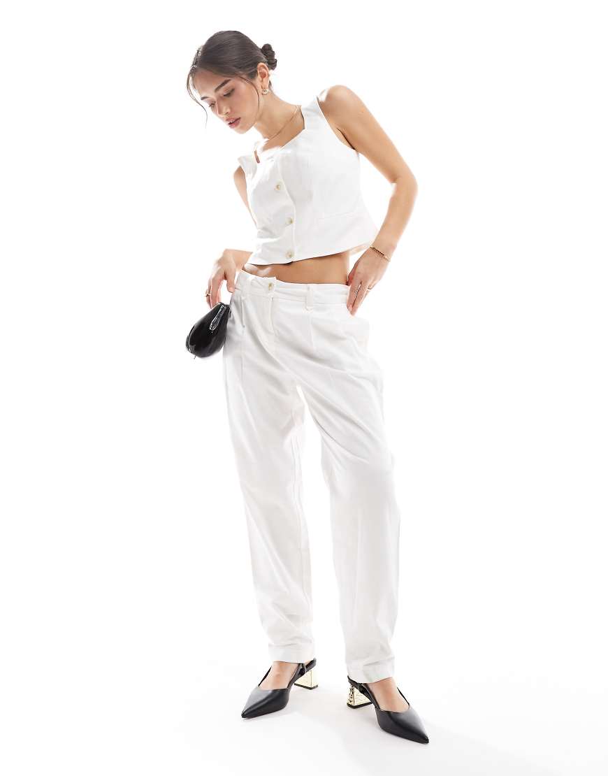 Vero Moda - Elegante Hose in Weiß mit abgerundetem Beinschnitt, Kombiteil Vero Moda - Elegante Hose in Weiß mit abgerundetem Beinschnitt, Kombiteil von Vero Moda