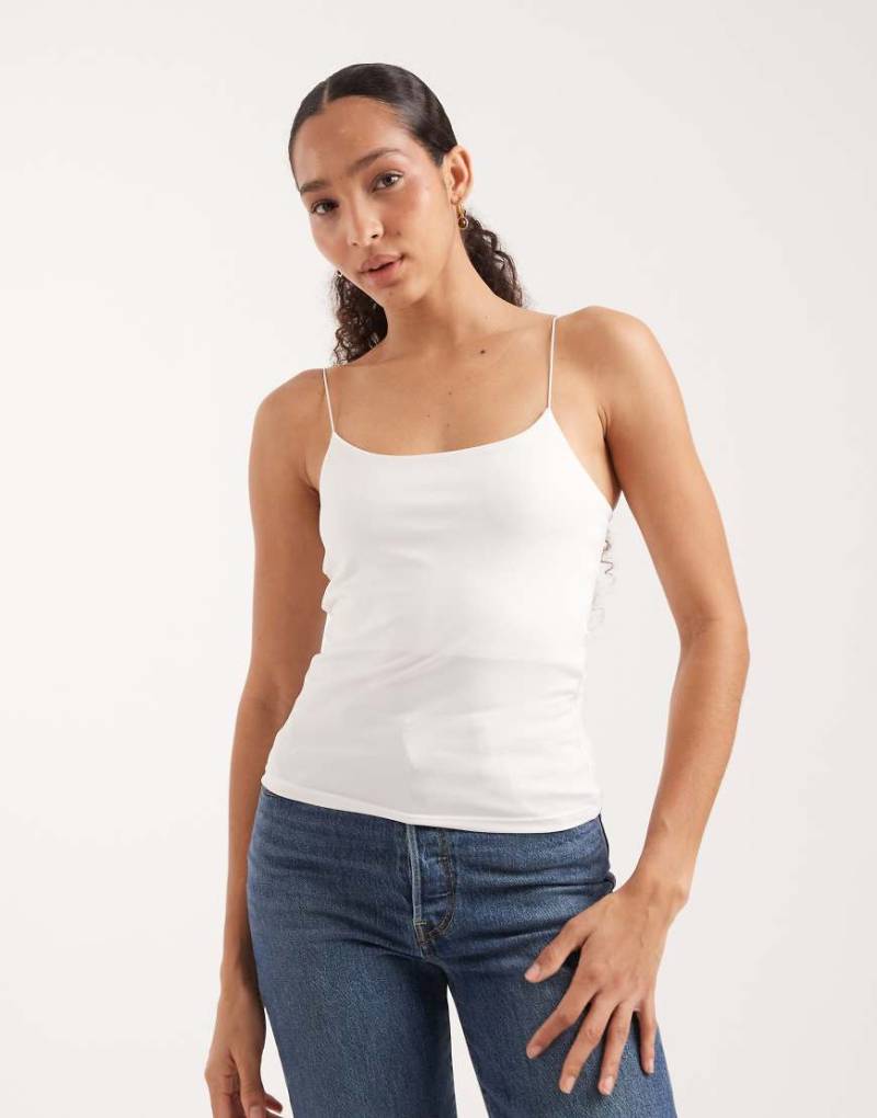 Vero Moda - Figurbetontes Camisole in Weiß mit schmalen Trägern von Vero Moda