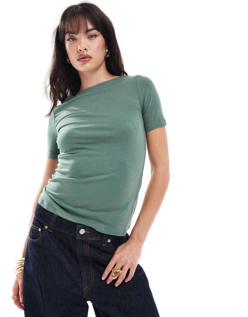 Vero Moda - Figurbetontes T-Shirt in Khaki mit U-Boot-Ausschnitt-Grün von Vero Moda