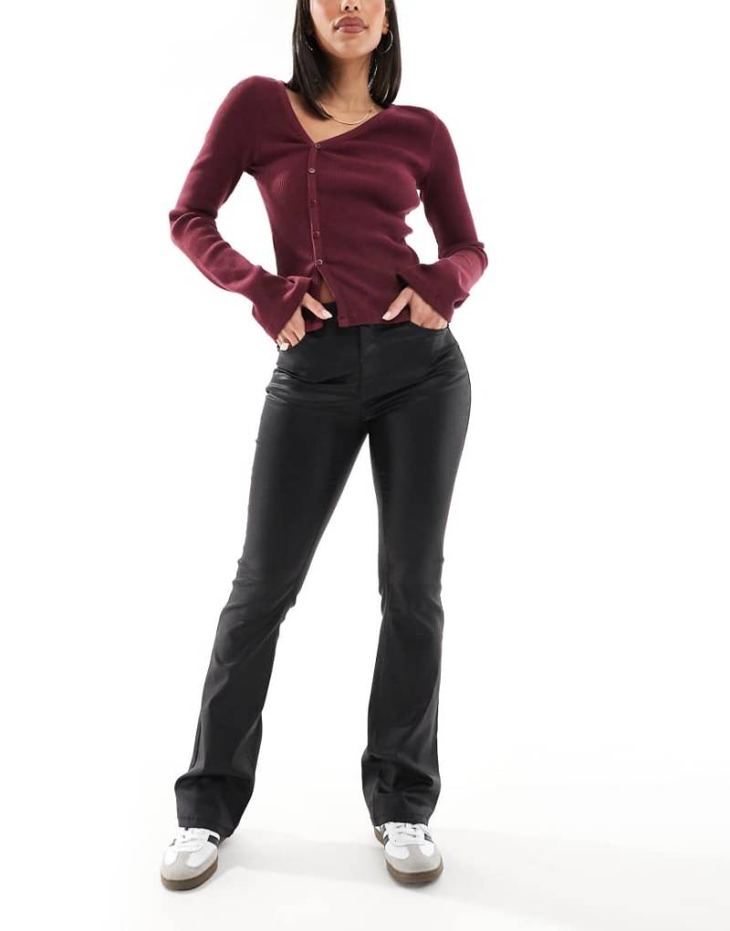 Vero Moda - Flash - Beschichtete Schlag-Jeans in Schwarz von Vero Moda