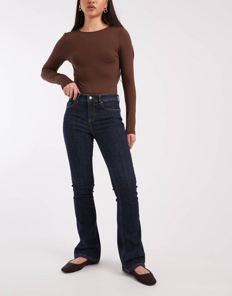 Vero Moda - Flash - Schlagjeans in dunkelblauer Rinse-Waschung mit mittelhohem Bund von Vero Moda