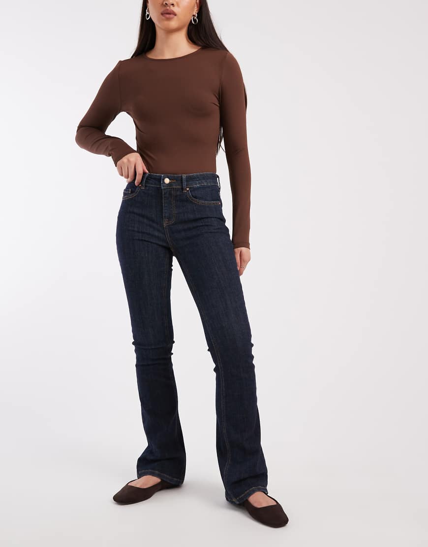 Vero Moda - Flash - Schlagjeans in dunkelblauer Rinse-Waschung mit mittelhohem Bund von Vero Moda