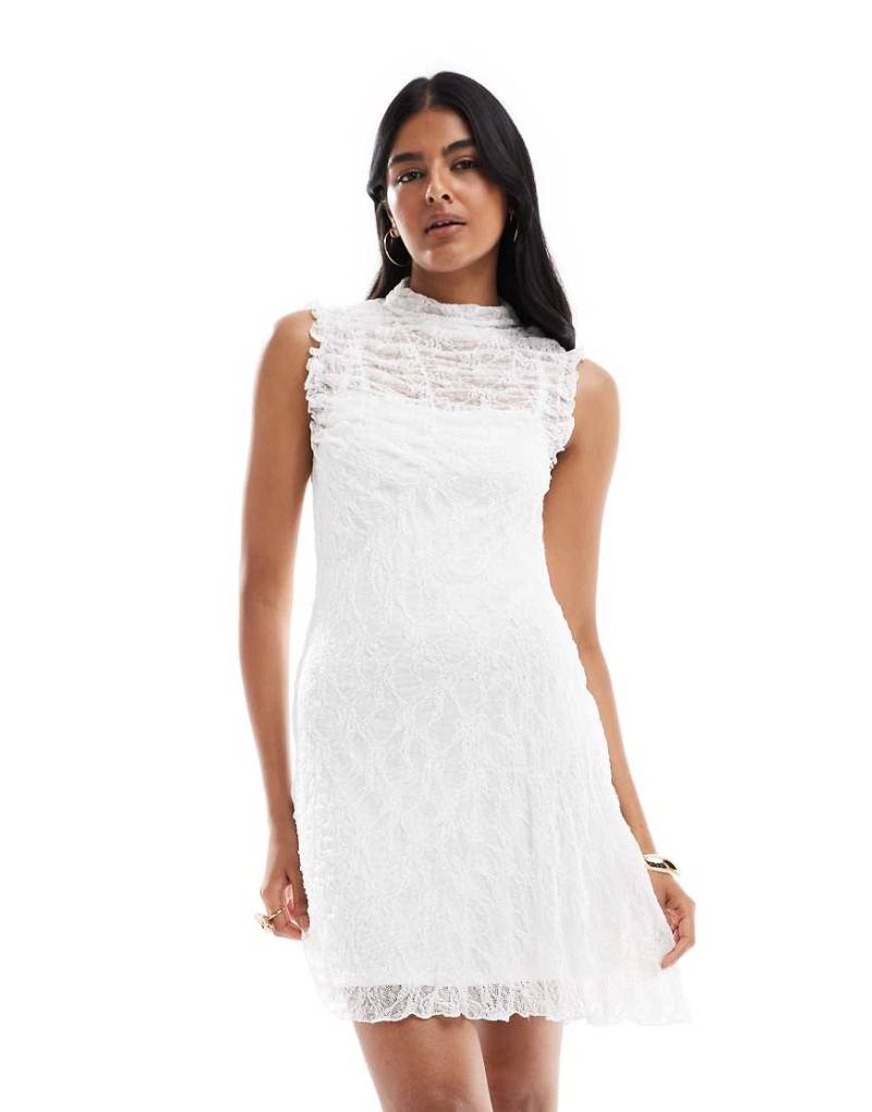 Vero Moda - Gefüttertes Minikleid aus Spitze in Weiß mit Raffung Vero Moda - Gefüttertes Minikleid aus Spitze in Weiß mit Raffung von Vero Moda