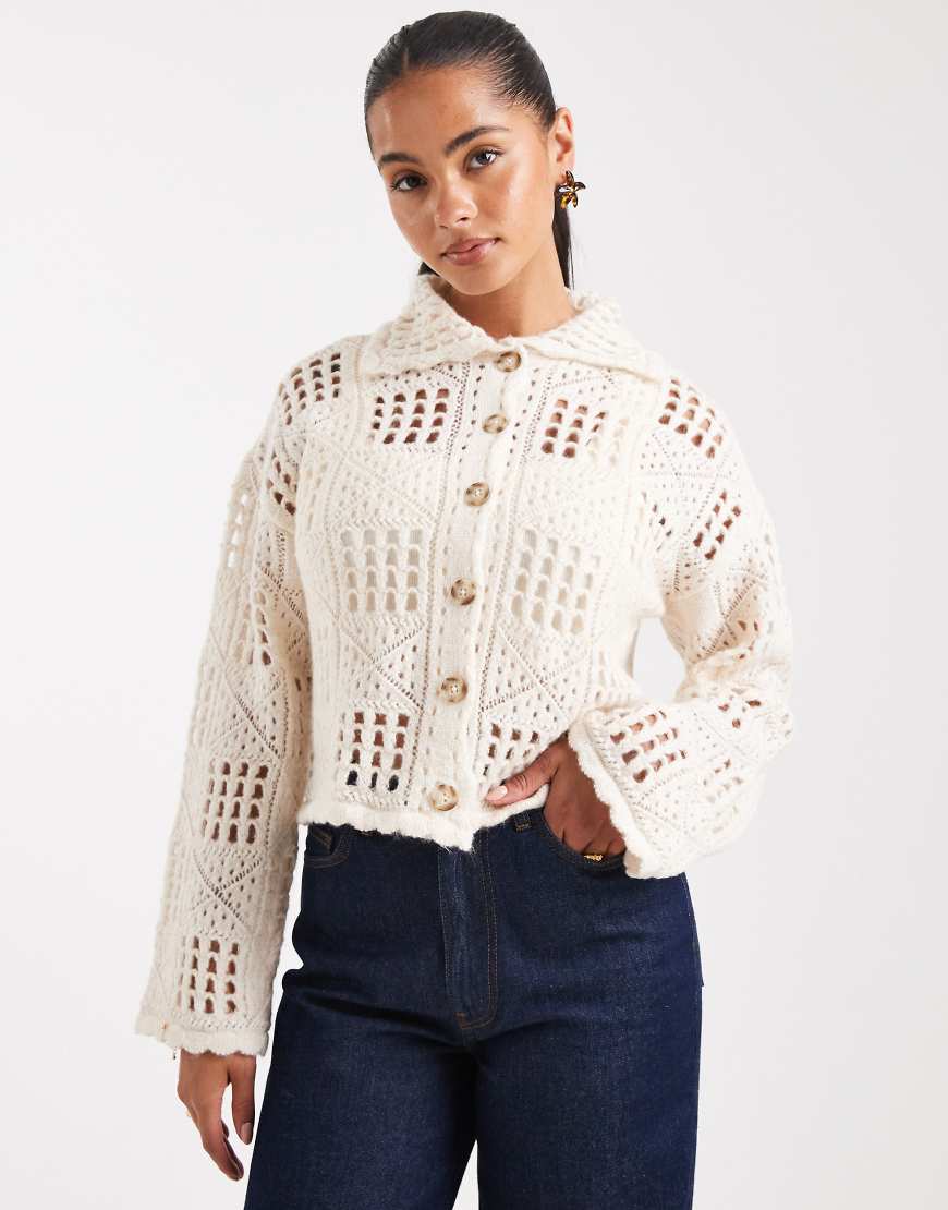 Vero Moda - Gehäkelte Strickjacke in Birken-Cremeweiß Vero Moda - Gehäkelte Strickjacke in Birken-Cremeweiß von Vero Moda