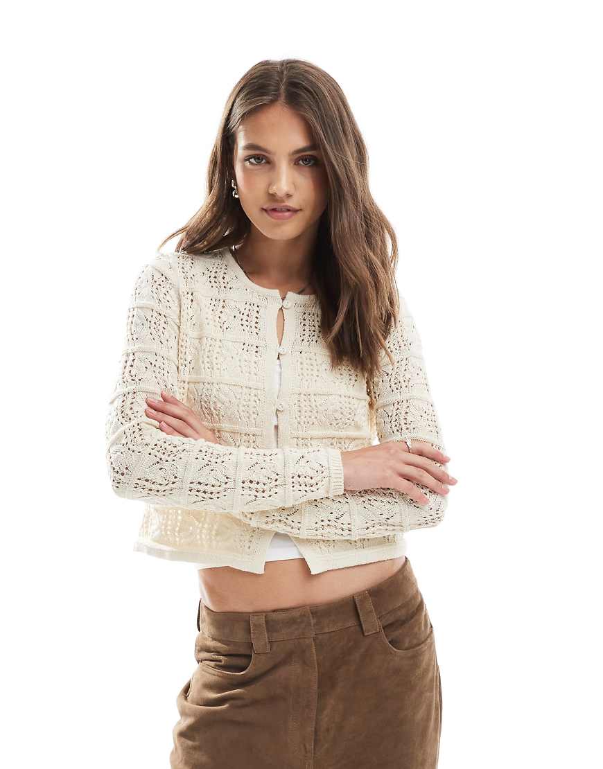 Vero Moda - Gehäkelte Strickjacke in Creme mit Knopfleiste-Weiß Vero Moda - Gehäkelte Strickjacke in Creme mit Knopfleiste-Weiß von Vero Moda