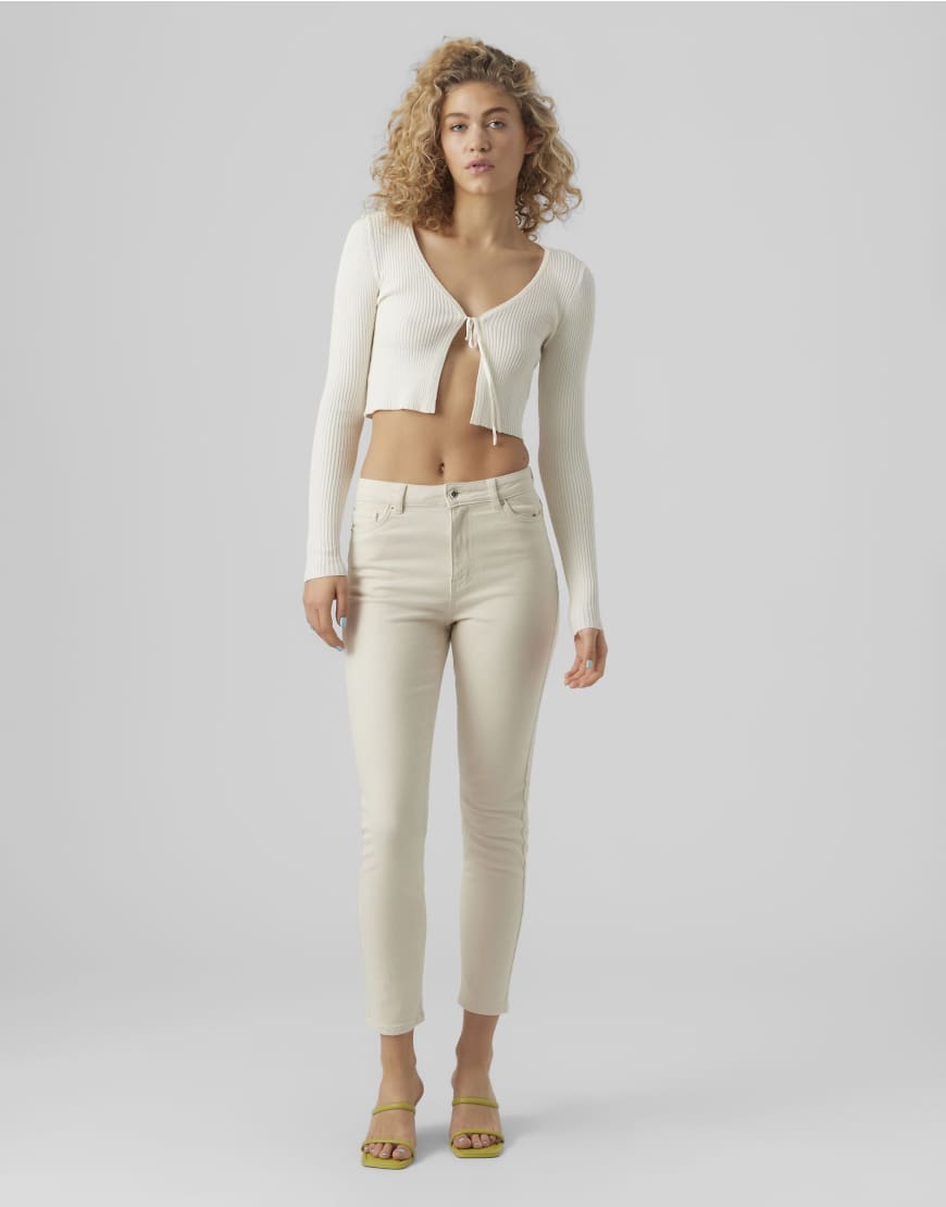 Vero Moda - Gerade geschnittene Jeans in Ecru-Neutral Vero Moda - Gerade geschnittene Jeans in Ecru-Neutral von Vero Moda