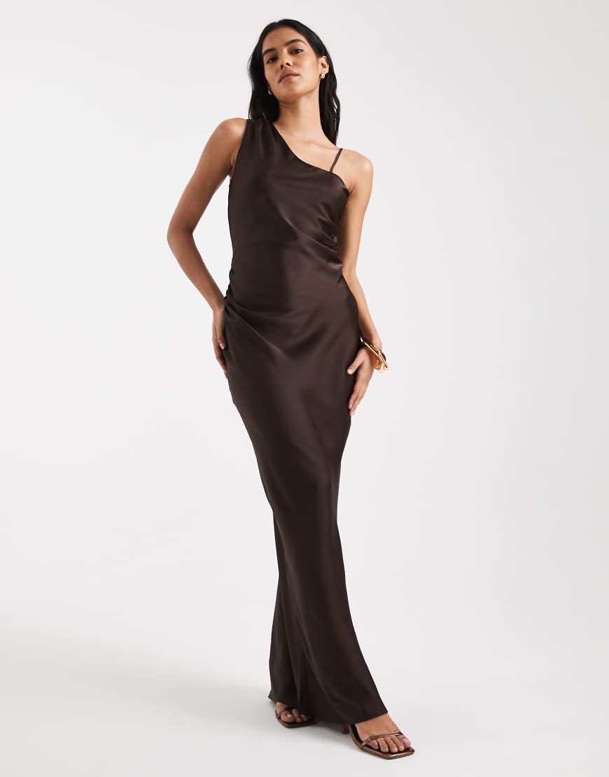 Vero Moda - Gerafftes Satin-Maxikleid in Schokoladenbraun mit asymmetrischem Schulterdetail-Brown von Vero Moda