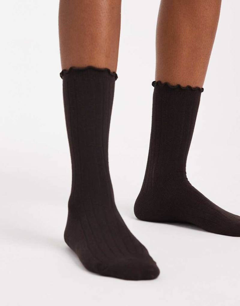 Vero Moda - Gerippte Rüschensocken in Schokobraun-Brown Vero Moda - Gerippte Rüschensocken in Schokobraun-Brown von Vero Moda