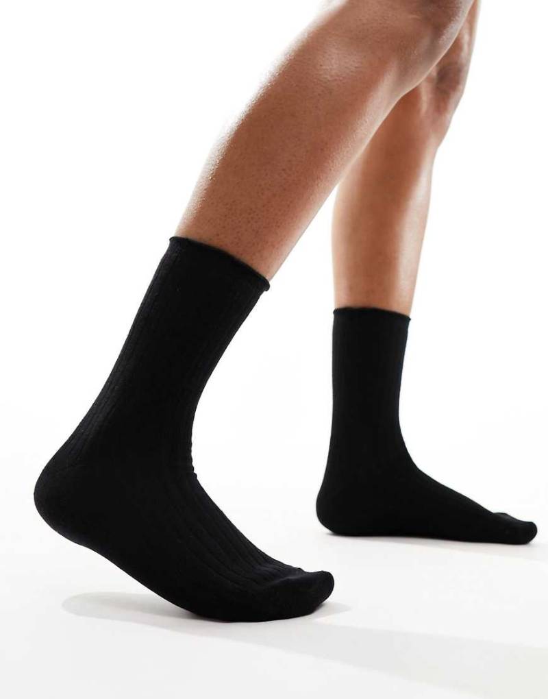 Vero Moda - Gerippte Socken in Schwarz mit Rüschen von Vero Moda