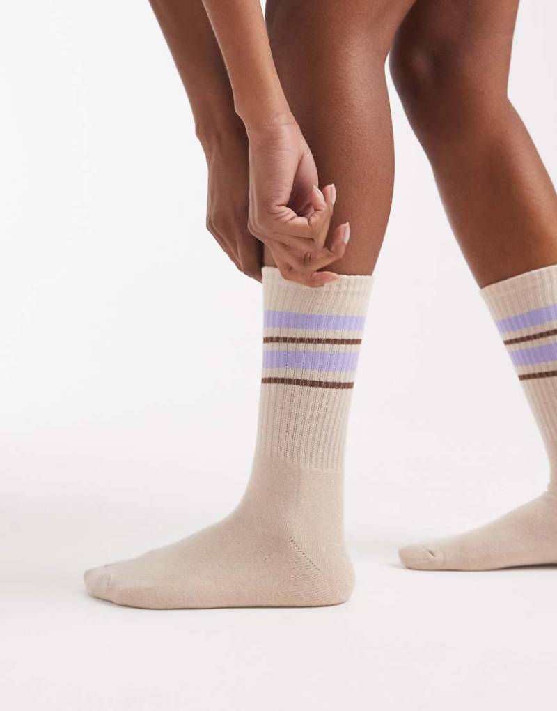 Vero Moda - Gerippte Sportsocken in Hellbeige mit lavendelfarbenen und braunen Streifen-Neutral von Vero Moda