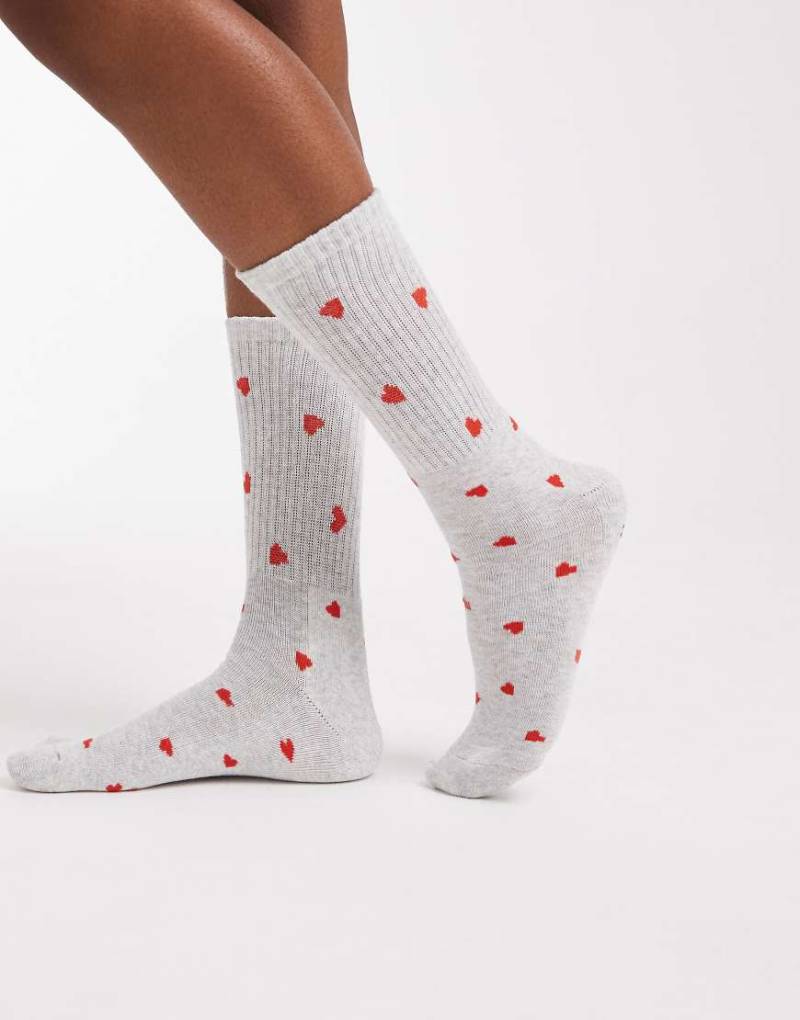 Vero Moda - Gerippte Sportsocken in Hellgrau mit Herz-Print Vero Moda - Gerippte Sportsocken in Hellgrau mit Herz-Print von Vero Moda