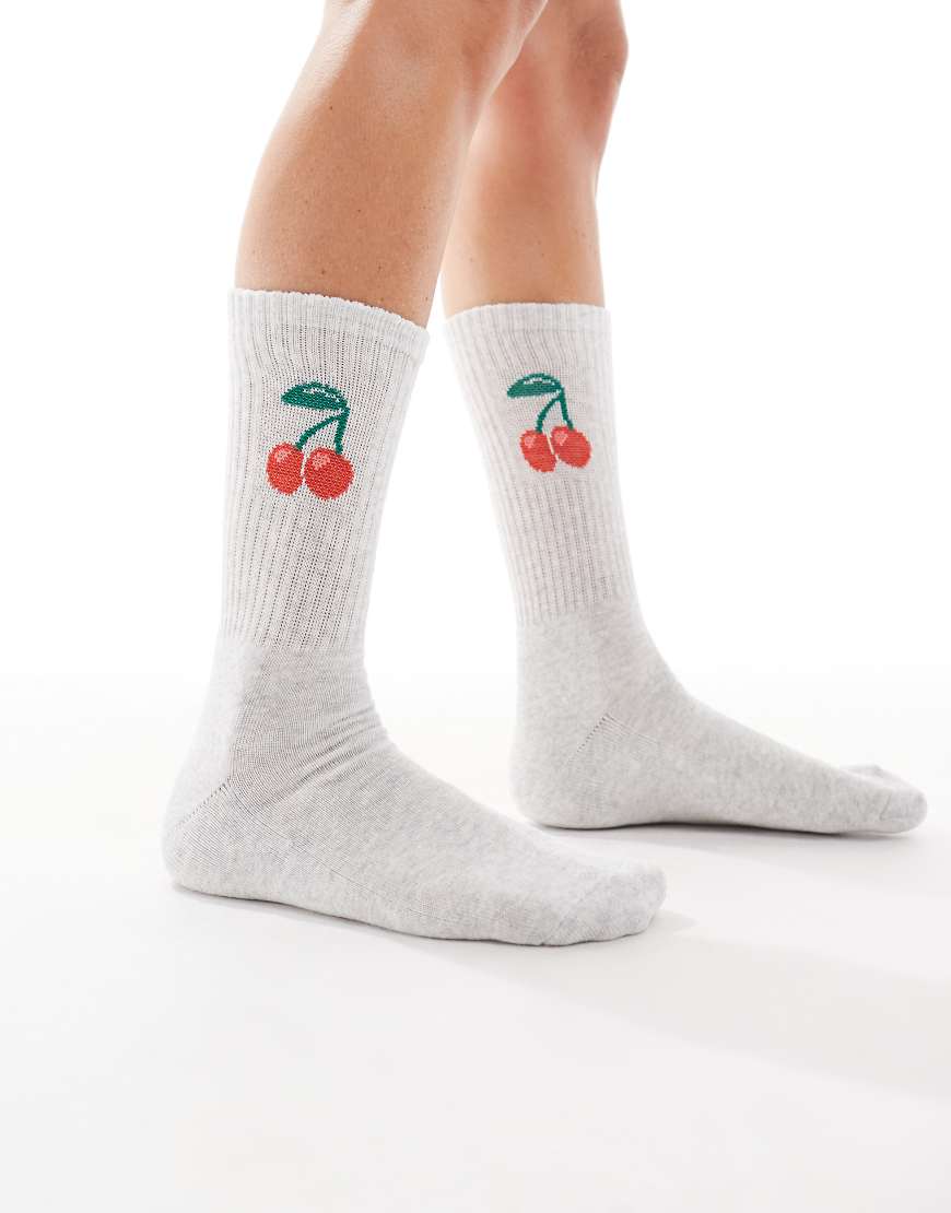 Vero Moda - Gerippte Sportsocken in Hellgrau mit Kirschdetail von Vero Moda
