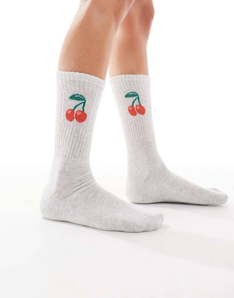 Vero Moda - Gerippte Sportsocken in Hellgrau mit Kirschdetail von Vero Moda